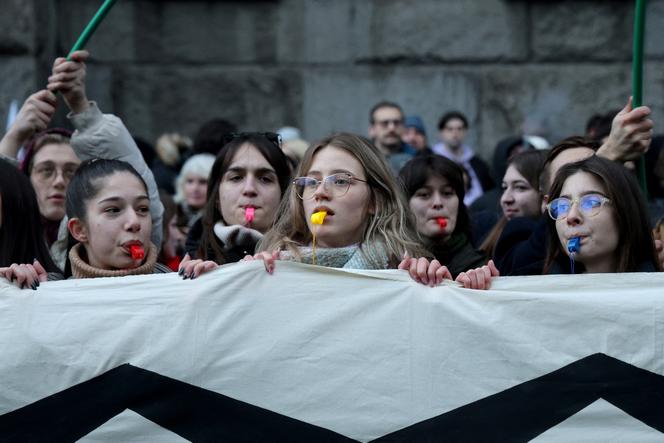 Des étudiantes serbes manifestent devant la Cour constitutionnelle pour protester contre la politique du gouvernement, la corruption et la négligence, qu’ils accusent d’être à l’origine de la mort des victimes de la catastrophe de la gare de Novi Sad, à Belgrade, le 12 janvier 2025. 