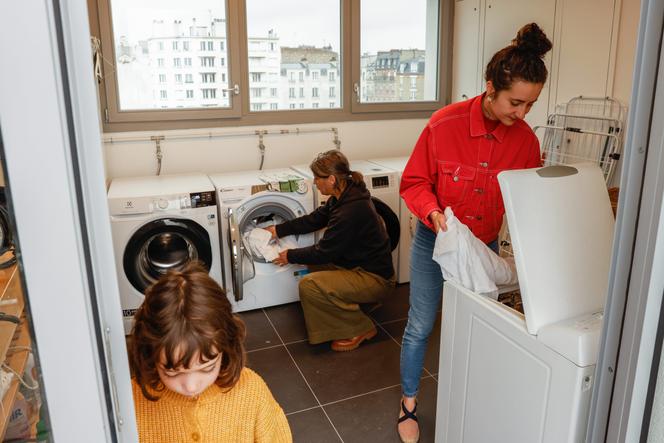 Dans la buanderie partagée de l’immeuble coopératif UTOP, rue Sorbier, à Paris, le 1ᵉʳ juin 2024.
