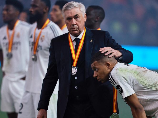 L’entraîneur du Real Madrid, Carlo Ancelotti, et l’attaquant Kylian Mbappé, après la Supercoupe d’Espagne perdue face au FC Barcelone, à Djedda (Arabie saoudite), dimanche 12 janvier 2025.