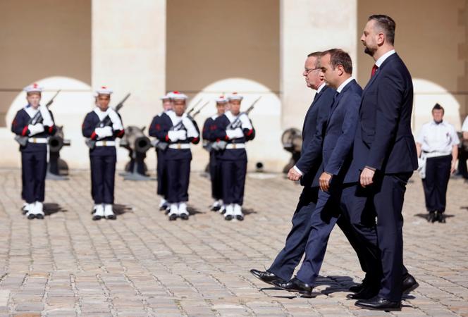 Le ministre de la défense français, Sébastien Lecornu, avec ses homologues allemand, Boris Pistorius (à sa droite), et polonais, Wladyslaw Kosiniak-Kamysz (à sa gauche), lors d’une cérémonie à l’hôtel des Invalides, à Paris, le 24 juin 2024.
