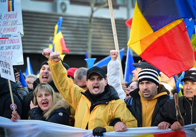 Des partisans du parti nationaliste AUR (Alliance pour l’Union des Roumains) et du candidat à la présidence Calin Georgescu manifestent contre l’annulation du second tour de l’élection présidentielle, à Bucarest le 12 janvier 2025. 