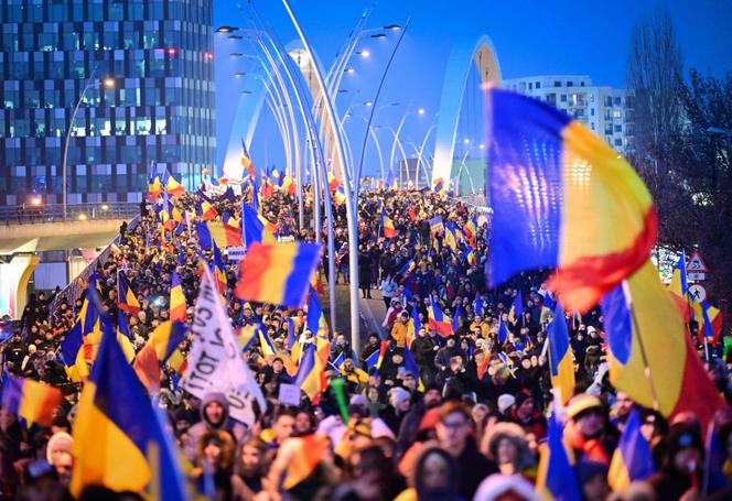Des partisans du parti nationaliste Alliance pour l’union des Roumains et du candidat à la présidence Calin Georgescu, lors d’une manifestation contre l’annulation du premier tour de l’élection présidentielle, à Bucarest le 12 janvier 2025.