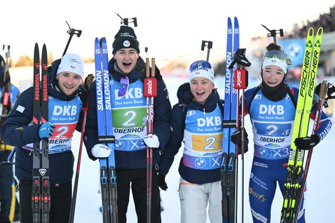 O revezamento francês do biatlo misto (Fabien Claude, Eric Perrot, Jeanne Richard e Lou Jeanmonnot) comemora o segundo lugar em Oberhof, Alemanha, no dia 12 de janeiro de 2025, durante a quarta etapa da Copa do Mundo. 