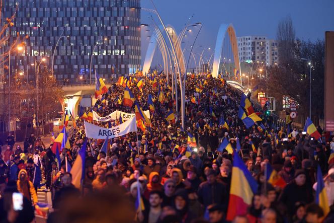 Manifestation organisée par le parti d’extrême droite roumain Alliance pour l’unification des Roumains, contre l’annulation de l’élection présidentielle, à Bucarest, en Roumanie, le 12 janvier 2025. 