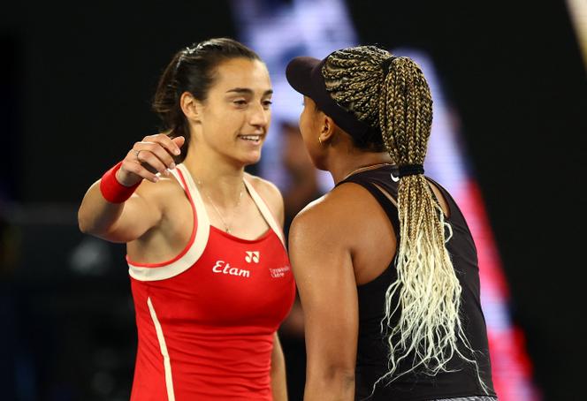 Caroline Garcia (esquerda) e Naomi Osaka, após partida da primeira rodada, em Melbourne (Austrália), 13 de janeiro de 2025. 
