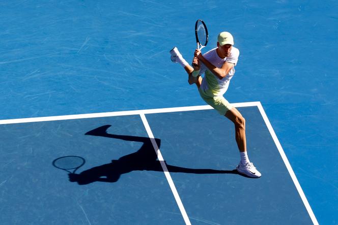 Jannik Sinner, durante sua primeira rodada contra o chileno Nicolas Jarry, em 13 de janeiro de 2025, na Rod Laver Arena, em Melbourne.