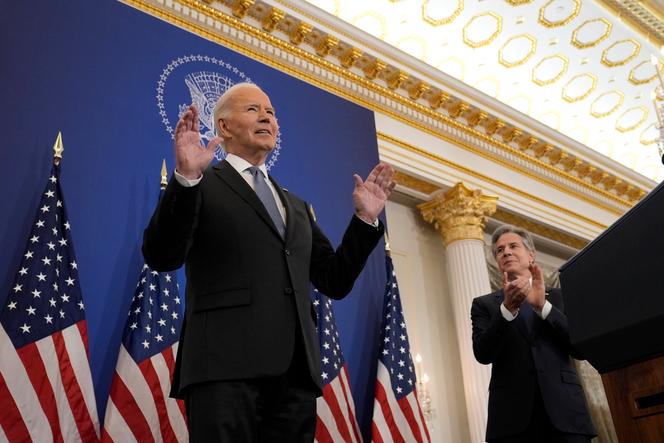 Le président américain, Joe Biden, à côté du secrétaire d’Etat, Antony Blinken, avant de prononcer un discours sur la politique étrangère au département d’Etat à Washington, le 13 janvier 2025.