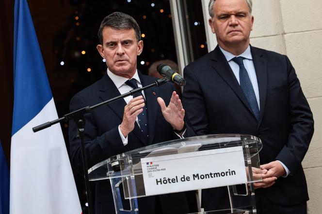 Le ministre des outre-mer, Manuel Valls, et son prédécesseur, François-Noël Buffet, lors de la passation des pouvoirs, à Paris, le 24 décembre 2024.