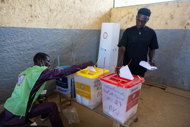 Dans un bureau de vote à N’Djamena le 29 décembre 2024, lors des élections locales, provinciales et législatives.