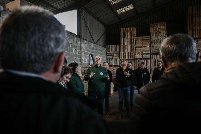 O presidente da Federação Nacional dos Sindicatos de Agricultores, Arnaud Rousseau (centro), durante a sua campanha para as eleições para as câmaras da agricultura, em Feugarolles (Lot-et-Garonne), 9 de janeiro de 2025. 
