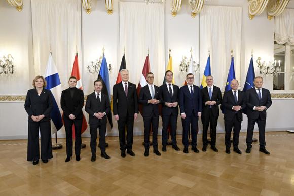 La vice-présidente exécutive de l’UE pour la souveraineté technologique, la sécurité et la démocratie, Henna Virkkunen ; la première ministre danoise, Mette Frederiksen ; le premier ministre suédois, Ulf Kristersson ; le président lituanien, Gitanas Nauseda ; le président finlandais, Alexander Stubb ; le secrétaire général de l’OTAN, Mark Rutte ; le premier ministre estonien, Kristen Michal ; le président letton, Edgars Rinkevics ; le chancelier allemand, Olaf Scholz et le premier ministre polonais, Donald Tusk, avant la session plénière du sommet des pays de l’OTAN de la mer Baltique au palais présidentiel à Helsinki, en Finlande, le 14 janvier 2025.