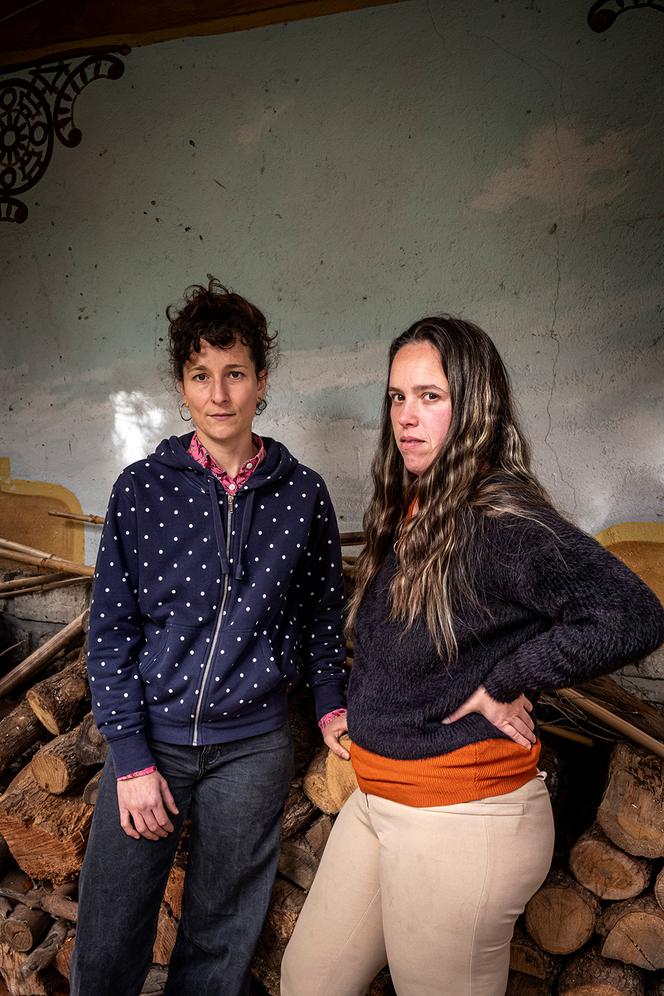 Josépha Fockeu (à g.) et Audrey Rémond, au Vigan, le 7 janvier 2025. Faute de maternité suffisamment proche de leur domicile, les deux trentenaires ont accouché dans leur voiture.