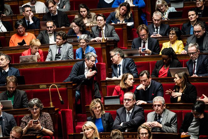 Le premier secrétaire du PS, Olivier Faure, discute avec le député (app. écologiste) François Ruffin, pendant la déclaration de politique générale de premier ministre à l’Assemblée nationale, à Paris, le 14 janvier 2025.