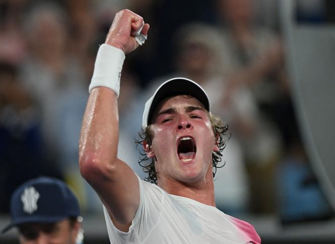 O brasileiro João Fonseca contra o russo Andrey Rublev, pela primeira rodada do Aberto da Austrália, em Mebourne, 14 de janeiro de 2025.