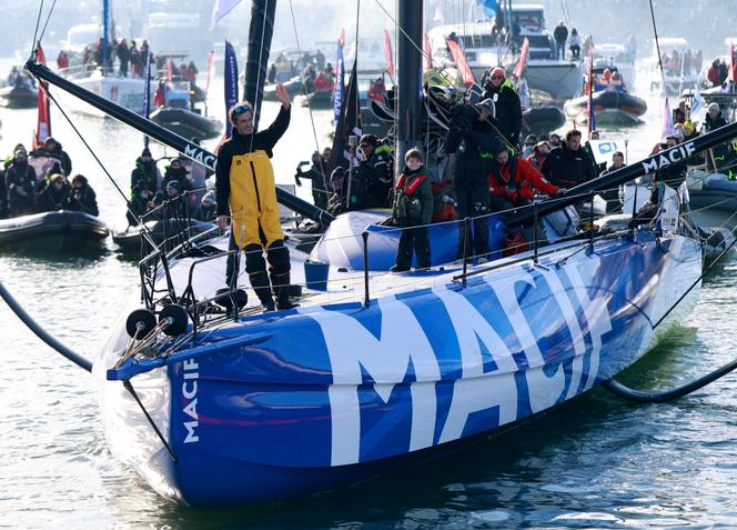 L’arrivée du skippeur Charlie Dalin aux Sables-d’Olonne (Vendée), mardi 14 janvier 2025.