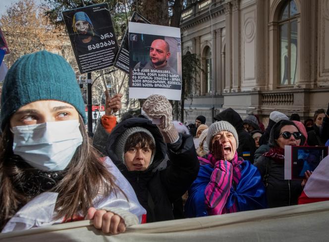 Les partisans de l’opposition protestent devant le Parlement, alors que les députés votent pour élire un nouveau président, à Tbilissi, en Géorgie, le 14 décembre 2024. 