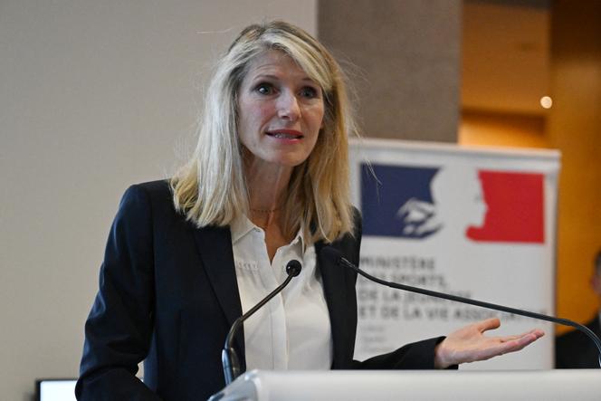 A Ministra do Esporte, Juventude e Vida Comunitária, Marie Barsacq, em 24 de dezembro de 2024, durante a transferência de poder com seu antecessor, Gil Avérous.