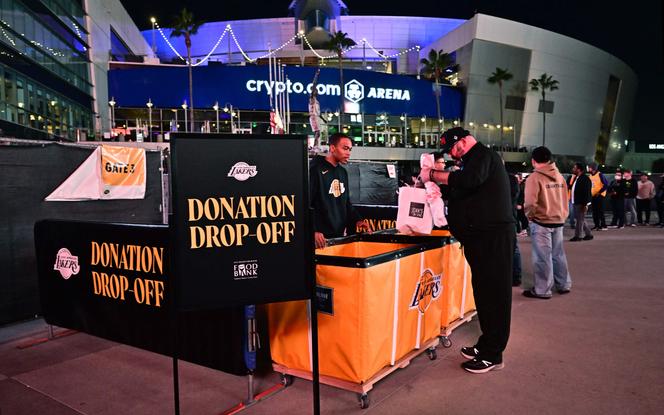 Um ponto de coleta de doações ao pé da Crypto Arena, antes de um jogo do Los Angeles Lakers, em 13 de janeiro de 2025. 