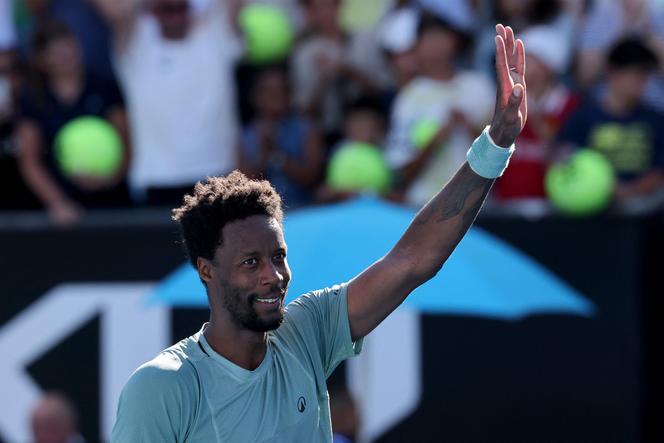 Le Français Gaël Monfils célèbre sa victoire contre son compatriote Giovanni Mpetshi Perricard lors de la troisième journée de l’Open d’Australie à Melbourne, le 14 janvier 2025.
