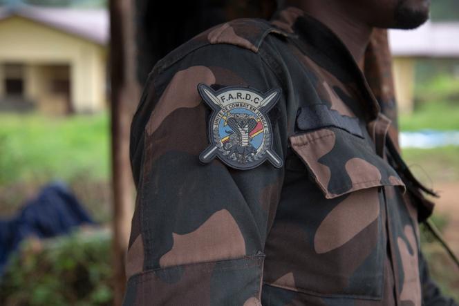 Le badge des forces armées nationales de la République démocratique du Congo (FARDC) sur l’uniforme d’un soldat, le 26&nbsp;décembre 2024, à Lubero.