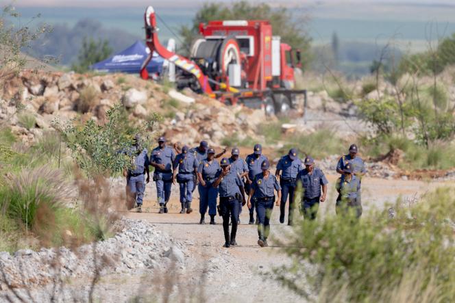 Des policiers sud-africains lors d’une opération de secours de mineurs sur un site aurifère de Stilfontein, le 13 janvier 2025.