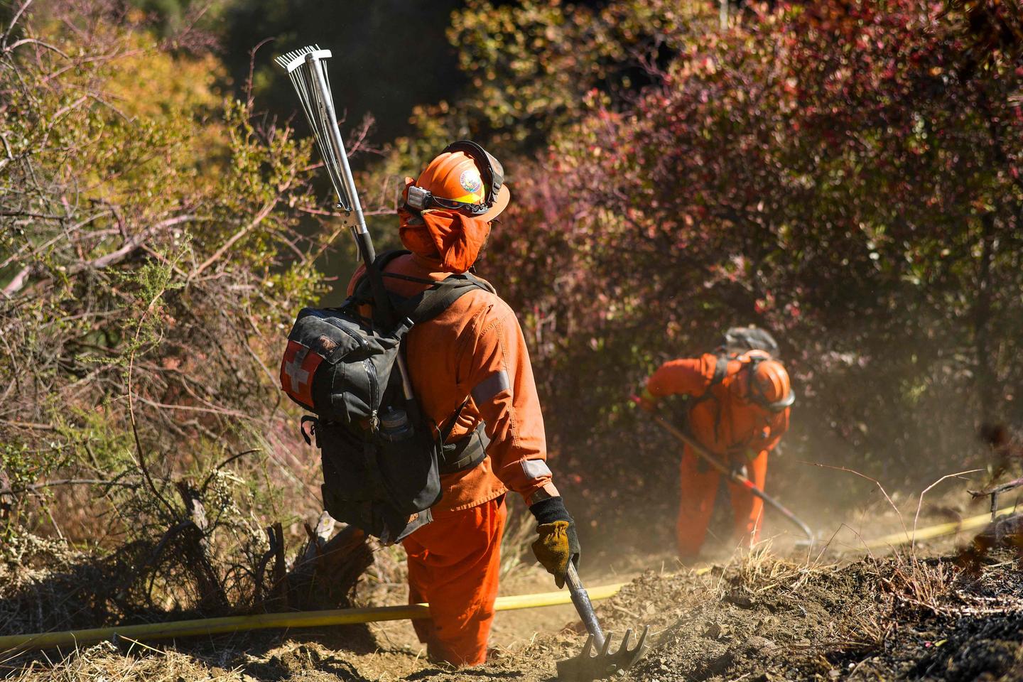 Strong winds forecast for Los Angeles threaten area's fight against fires