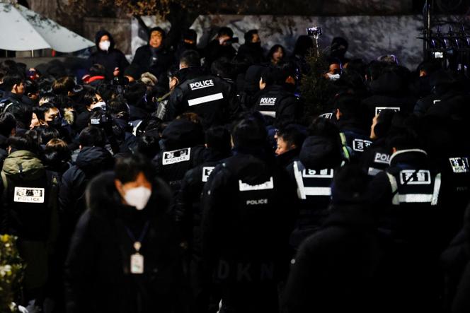 Des policiers près de la résidence du président sud-coréen Yoon Suk Yeol, à Séoul, mercredi 15 janvier 2025.