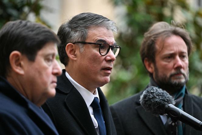 Le premier secrétaire du Parti socialiste, Olivier Faure (au centre), entouré du président du groupe socialiste au Sénat, Patrick Kanner (à gauche), et du président du groupe socialiste à l’Assemblée, Boris Vallaud (à droite), après une réunion avec le premier ministre, François Bayrou, à Matignon, le 16 décembre 2024.