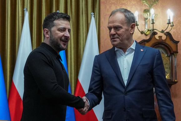 Le président ukrainien, Volodymyr Zelensky (à gauche), et le premier ministre polonais, Donald Tusk, se serrent la main lors de leur rencontre à la  Chancellerie du président du Conseil des ministres polonais, à Varsovie, le 15 janvier 2025.