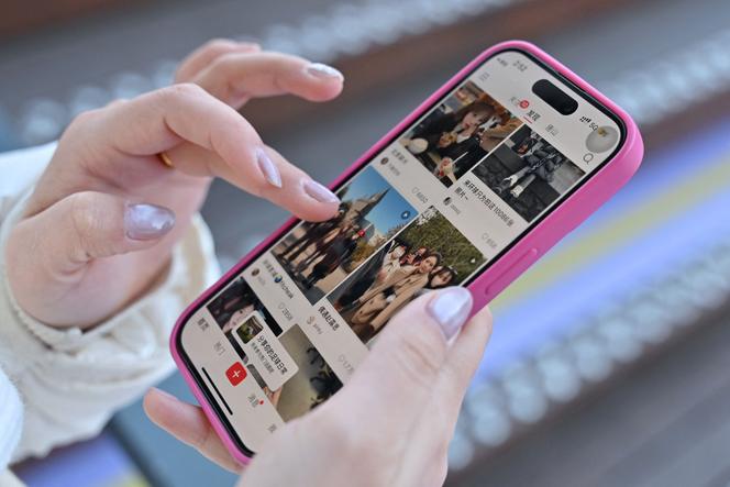 Une utilisatrice de l’application Xiaohongshu, à Pékin, le 15 janvier 2025.