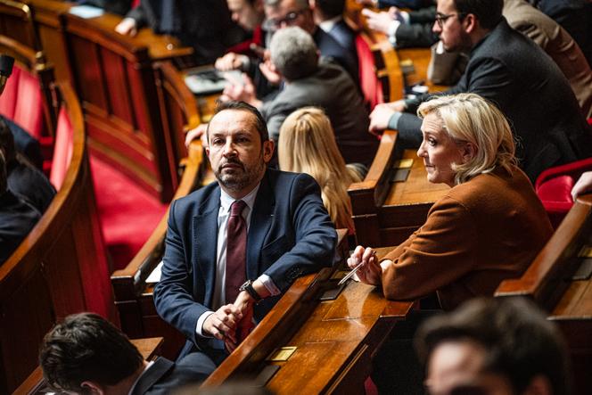 Le député du Nord Sébastien Chenu (RN) et la présidente du groupe RN, Marine Le Pen, lors de la déclaration de politique générale du premier ministre à l’Assemblée nationale, à Paris, le 14 janvier 2025.