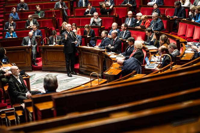Le premier ministre, François Bayrou, prend la parole en fin de discussion générale lors de sa déclaration de politique générale à l’Assemblée nationale, à Paris, le 14 janvier 2025.