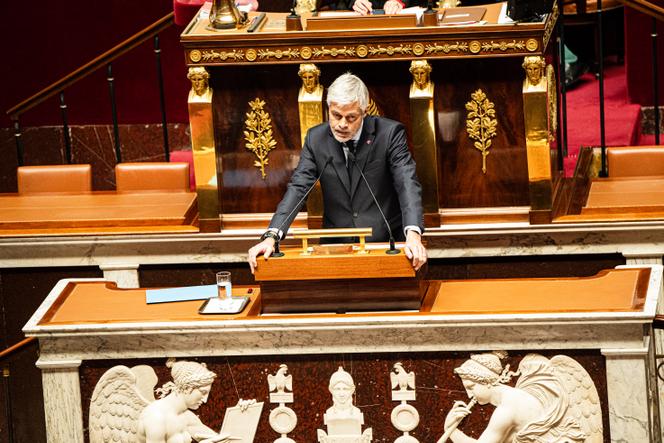 Le président du groupe La Droite Républicaine, Laurent Wauquiez, prend la parole à la tribune lors de la déclaration de politique générale du premier ministre à l’Assemblée nationale, à Paris, le 14 janvier 2025.