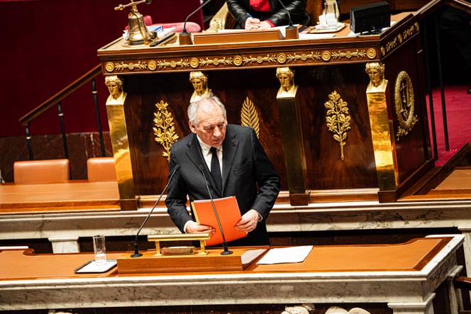 O primeiro-ministro François Bayrou recolhe as suas notas depois de falar no pódio para a sua declaração de política geral, na Assembleia Nacional, em Paris, em 14 de janeiro de 2025.