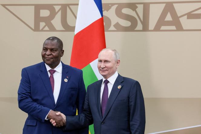 Les présidents centrafricain, Faustin-Archange Touadéra, et russe, Vladimir Poutine, à Saint-Pétersbourg, le 28 juillet 2023.