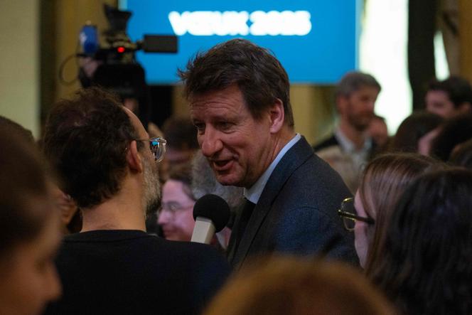 O senador ambientalista Yannick Jadot fala à imprensa após a cerimônia de saudação do prefeito de Paris, na Prefeitura de Paris, em 15 de janeiro de 2025.