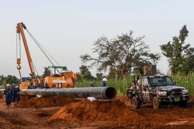 Des ouvriers nigériens et chinois sur le chantier de construction de l’oléoduc dans la région de Gaya, au Niger, en octobre 2022.