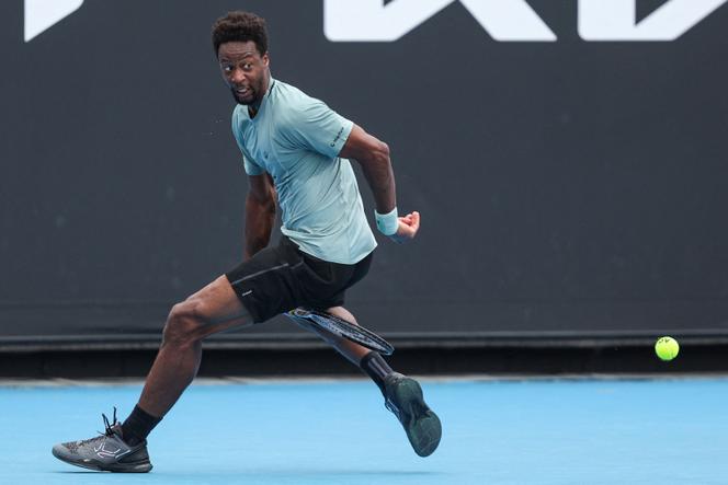 O francês Gaël Monfils em seus trabalhos, durante partida contra o alemão Daniel Altmaier, em Melbourne (Austrália), em 16 de janeiro de 2025.
