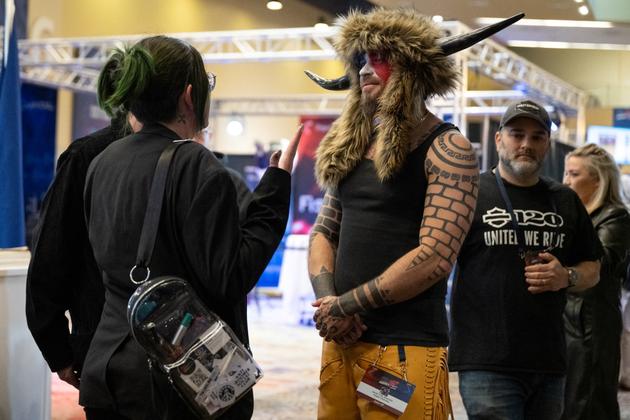 Jacob Chansley, alias « chaman QAnon », à Phoenix (Arizona) le 17 décembre 2023.