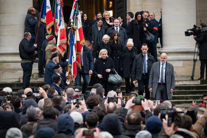 Marine Le Pen na igreja Notre-Dame du Val-de-Grâce, em Paris, após a missa em homenagem a Jean-Marie Le Pen, 16 de janeiro de 2025.