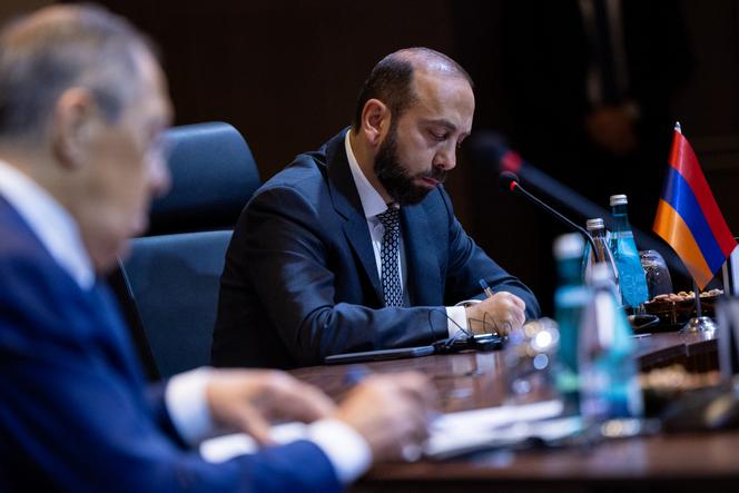 Le ministre des affaires étrangères arménien, Ararat Mirzoyan et son homologue russe, Sergueï Lavrov, à Istanbul, le 18 octobre 2024.