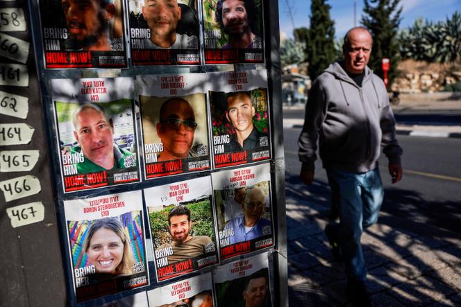Une personne passe devant des affiches d’otages kidnappés lors de l’attaque meurtrière du 7 octobre 2023 par le Hamas, avant un cessez-le-feu entre Israël et le Hamas, à Jérusalem, le 16 janvier 2025.