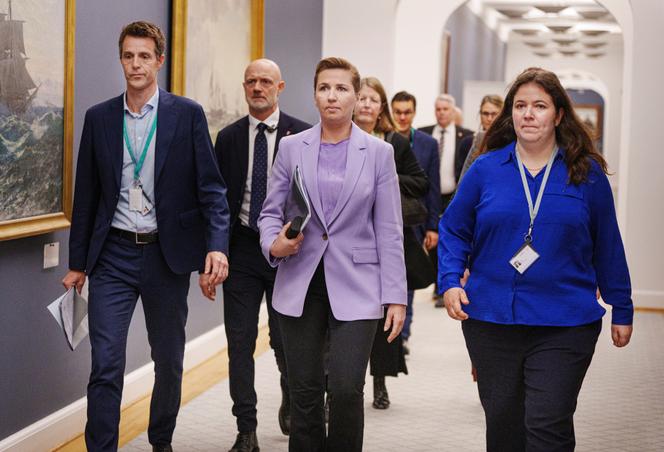 A primeira-ministra dinamarquesa, Mette Frederiksen (centro), em Copenhague, em 16 de janeiro de 2025. 