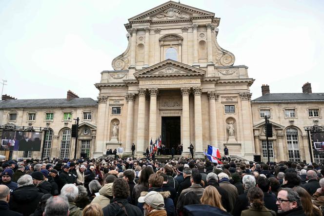 Apoiadores da extrema direita francesa reúnem-se do lado de fora durante uma cerimônia em homenagem a Jean-Marie Le Pen, na igreja Notre-Dame du Val-de-Grâce, em Paris, em 16 de janeiro de 2025.