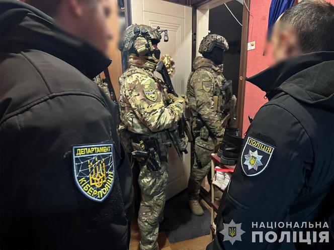 La police effectue une perquisition dans un lieu non divulgué en Ukraine lors d’enquêtes sur la fuite illégale du pays d’hommes en âge de servir dans l’armée.
