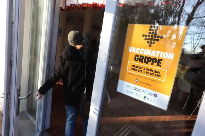 Em frente a um centro temporário de vacinação contra gripe em Nancy, 14 de janeiro de 2025.
