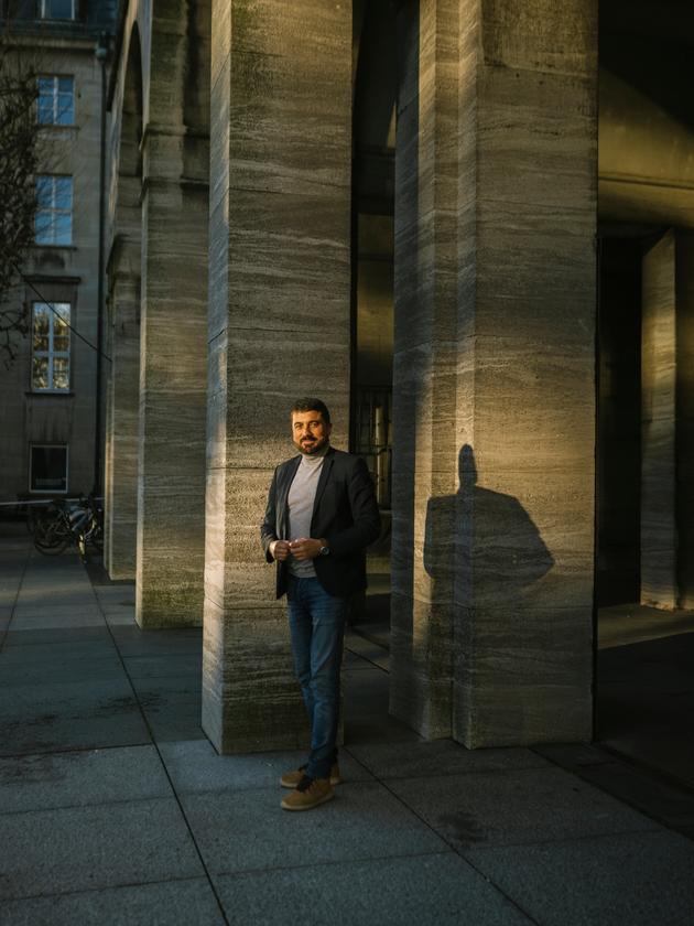 Serdar Yüksel, président du SPD Bochum et membre du Parlement régional de Rhénanie-du-Nord-Westphalie, devant l’hôtel de ville de Bochum, le 13 janvier 2025.