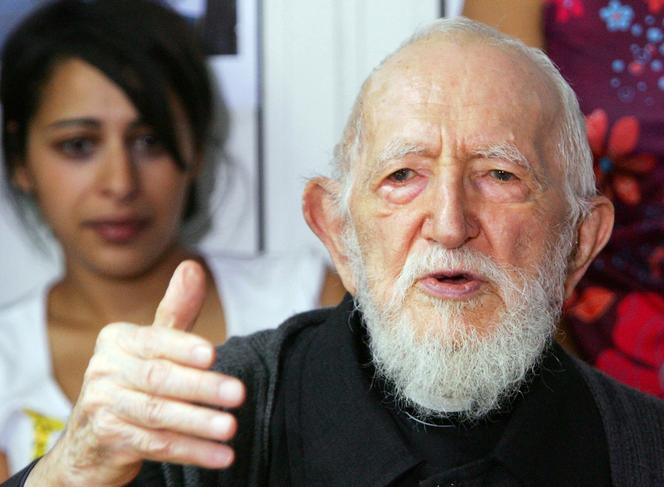 L’abbé Pierre s’adresse aux journalistes dans sa maison d’Alfortville, à l’est de Paris, le 5 août 2005