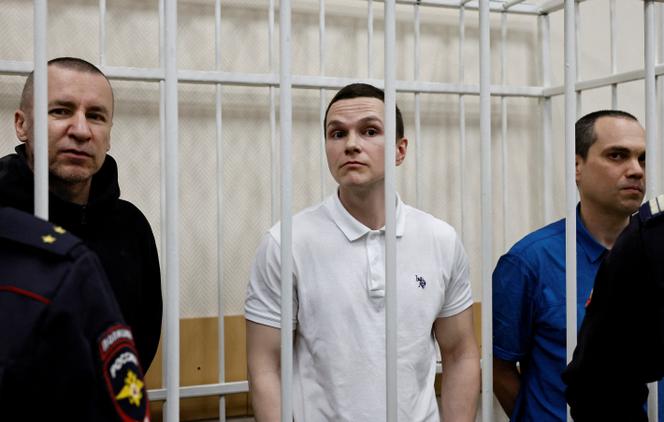  Igor Sergounine, Alexeï Liptser et Vadim Kobzev, les avocats de l’opposants russe Alexeï Navalny, lors d’une audience au tribunal dans la ville de Pétouchki, en Russie, le 17 janvier 2025. 
