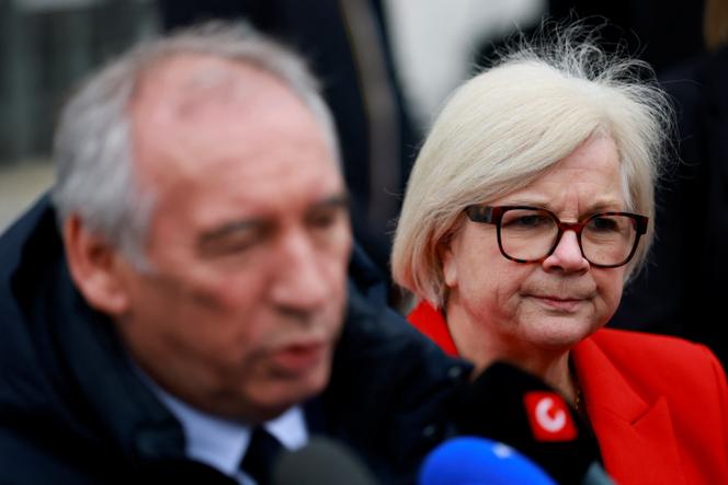 La ministre du travail, de la santé, des solidarités et des familles Catherine Vautrin, avec le premier ministre François Bayrou, après une réunion avec les dirigeants syndicaux et patronaux, au ministère du travail, à Paris, le 17 janvier 2025.